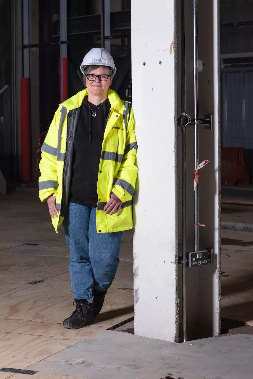 Photograph of a worker by Ming de Nasty