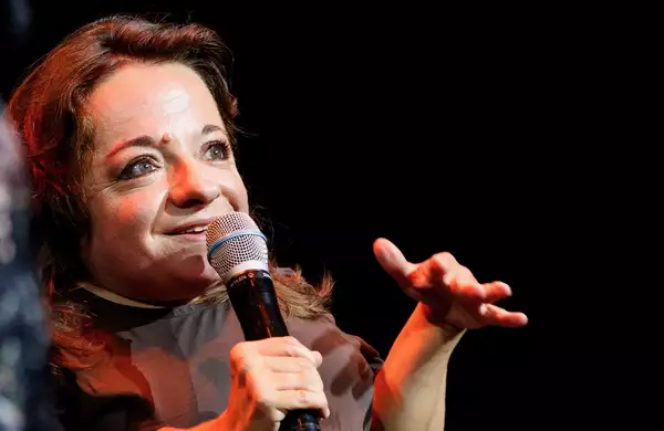 Chiara Bersani speaking on stage into a microphone