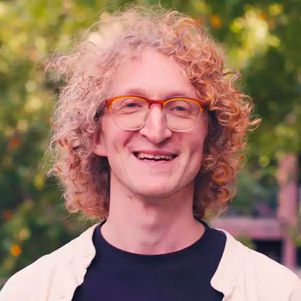 Headshot of Leo Mercer