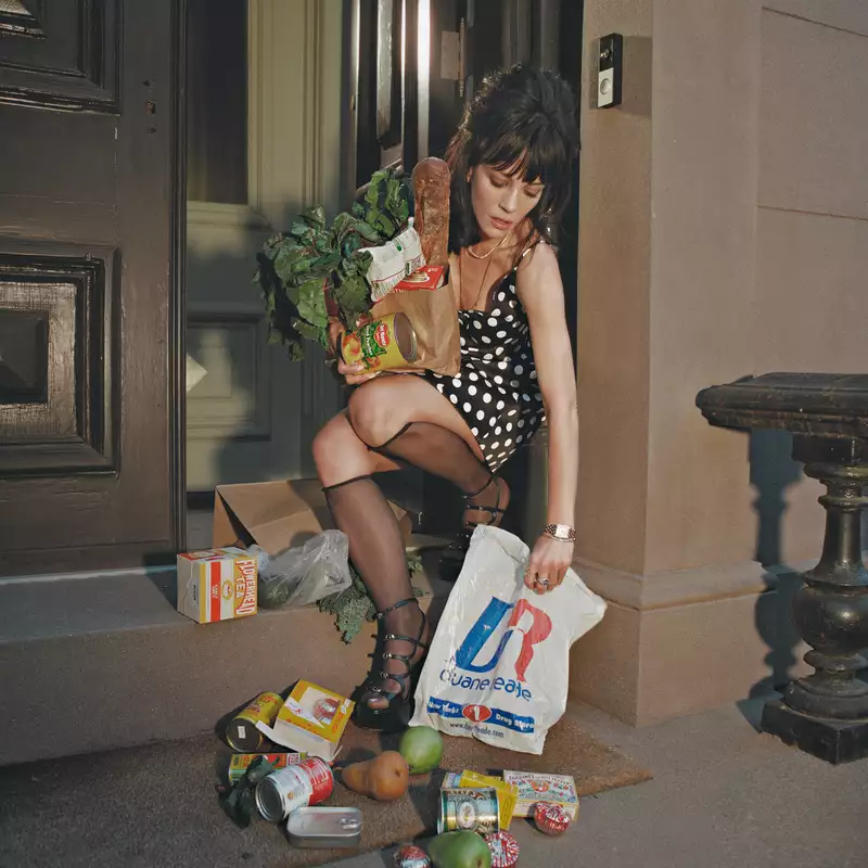 Lily Allen carrying a bag on shopping which has spilled on to the floor