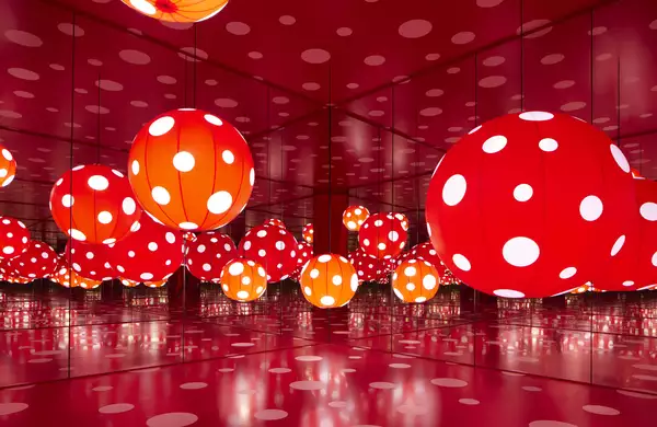 Red and white polka dot spheres in a mirrored room