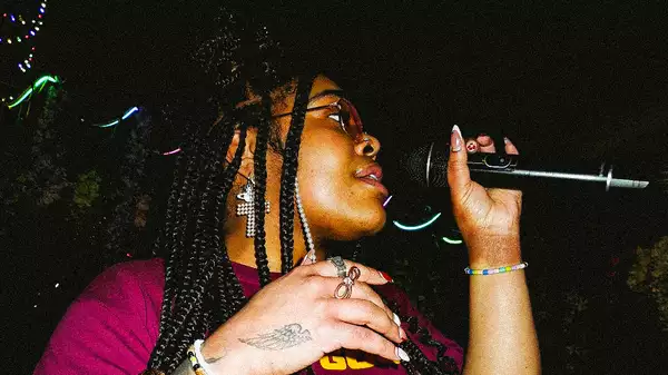 Sian the visionary singing into a microphone