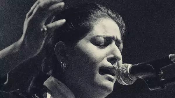 Black and white photo of Jyoti Nooran singing