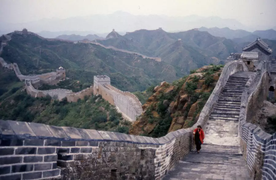 Marina Abramović walking on the Great Wall of China
