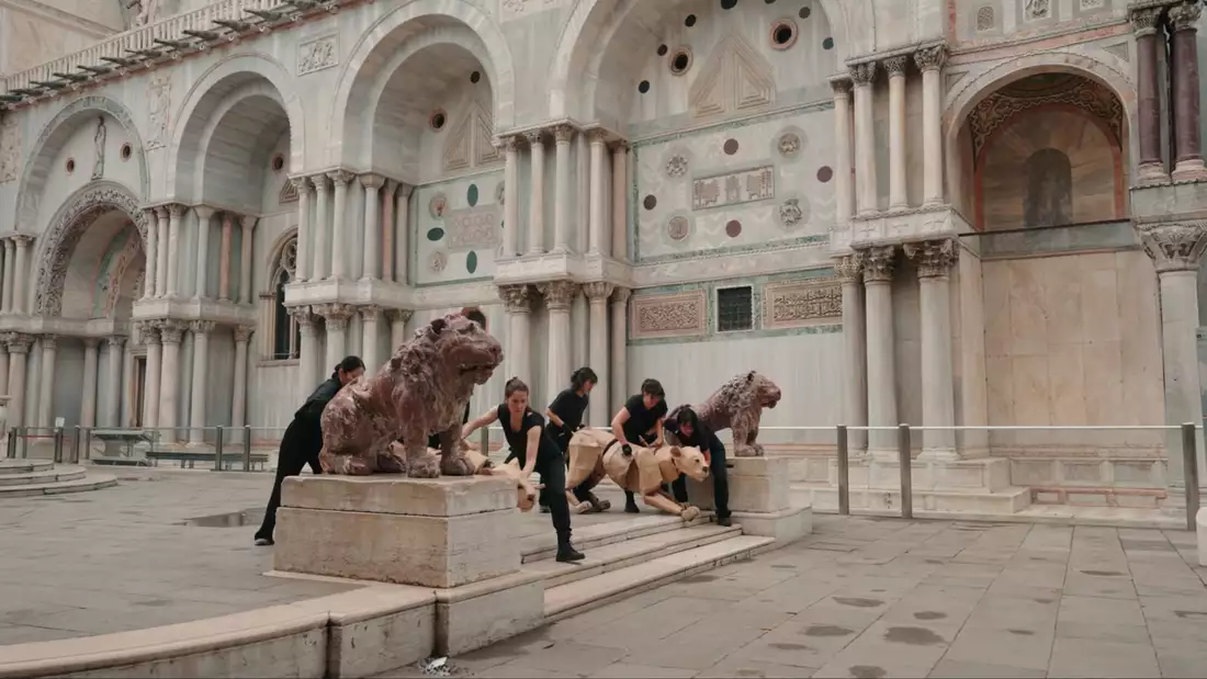 Screenshot of the animals in a plaza in Venice
