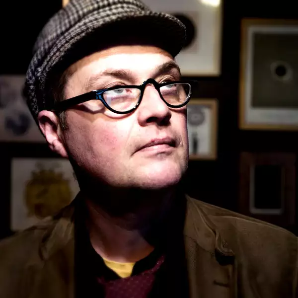 Headshot of Simon Jones