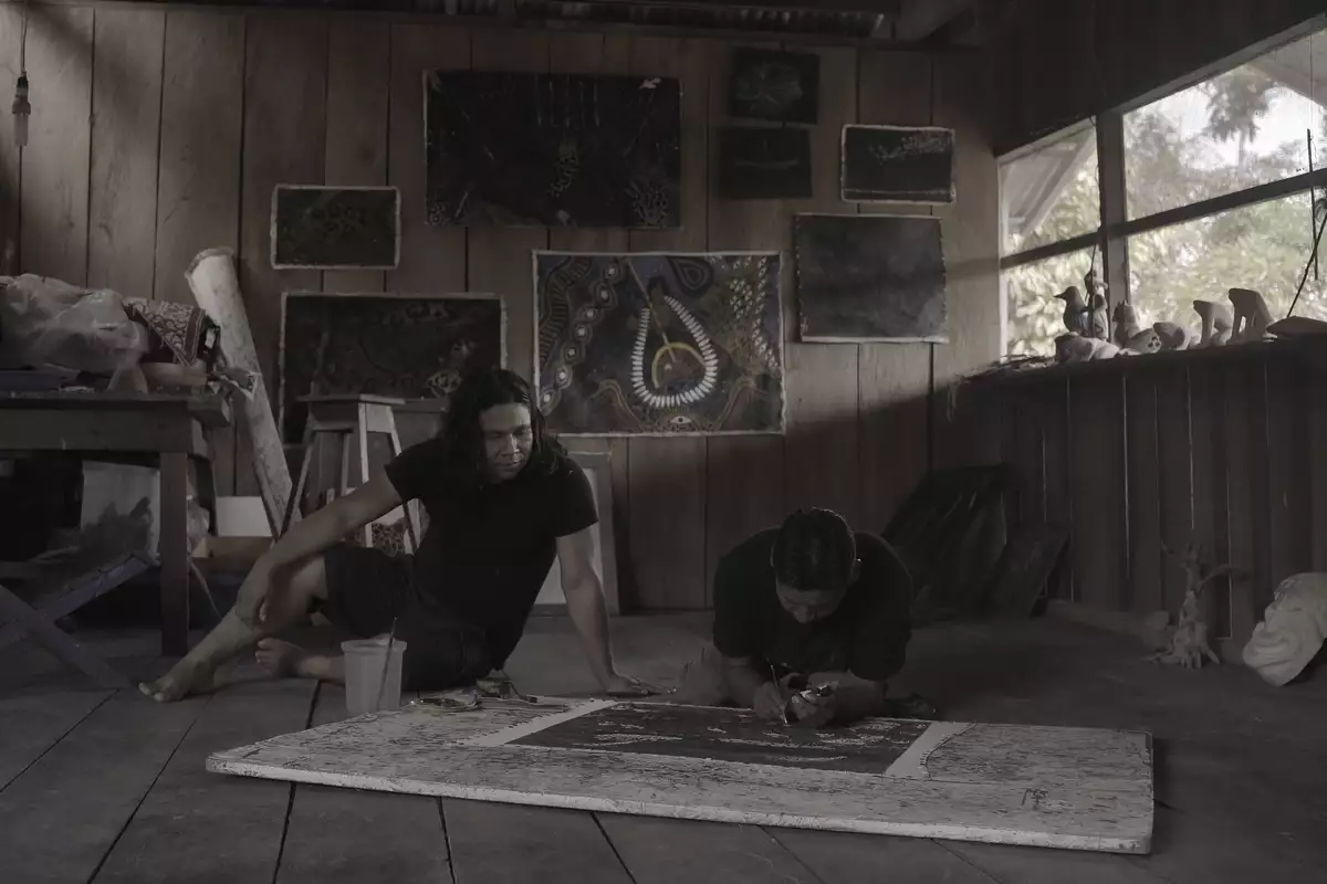 A still of artist Rember Yahuarcani from the film El Canto de las Mariposas