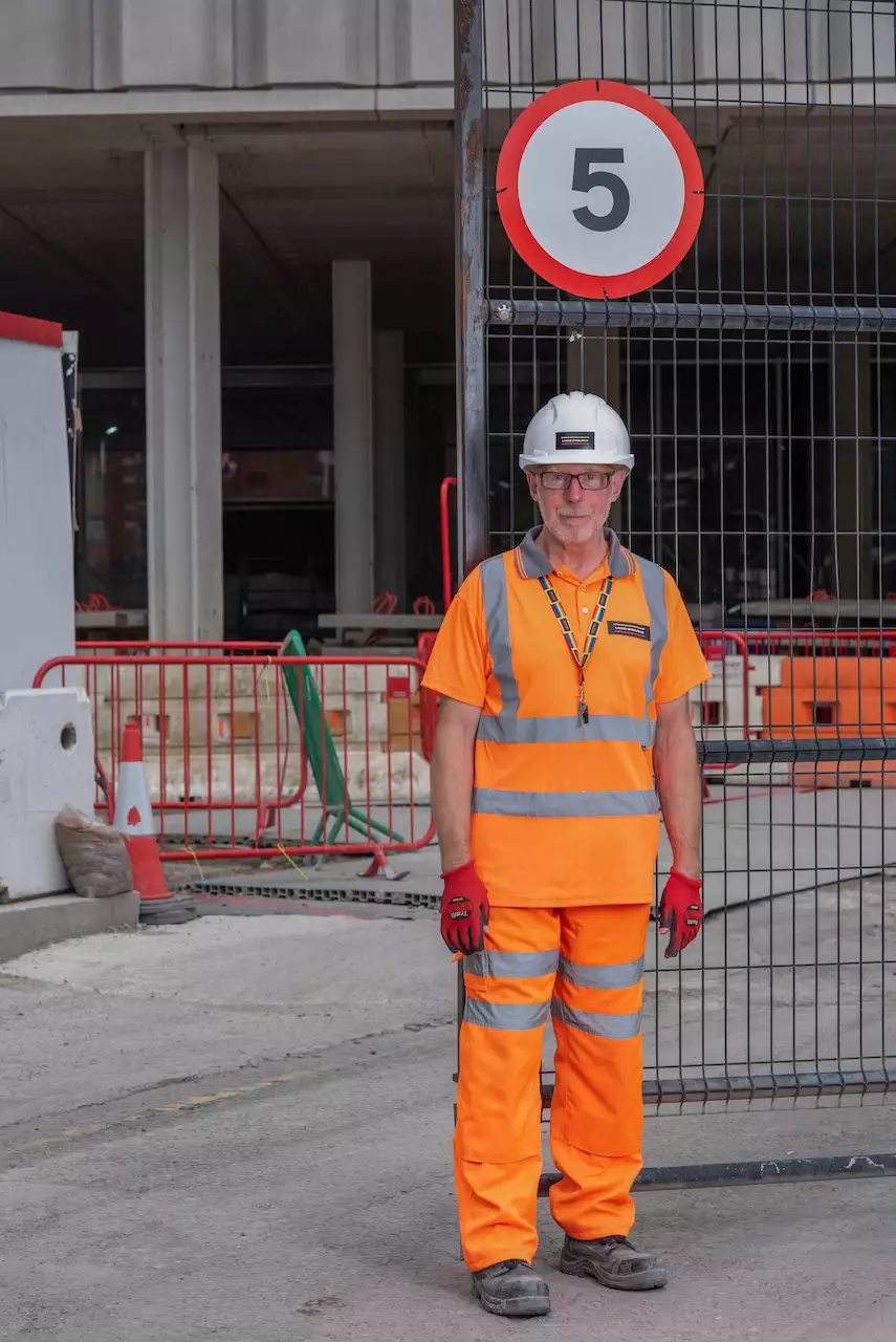 Photograph of a worker by Ming de Nasty