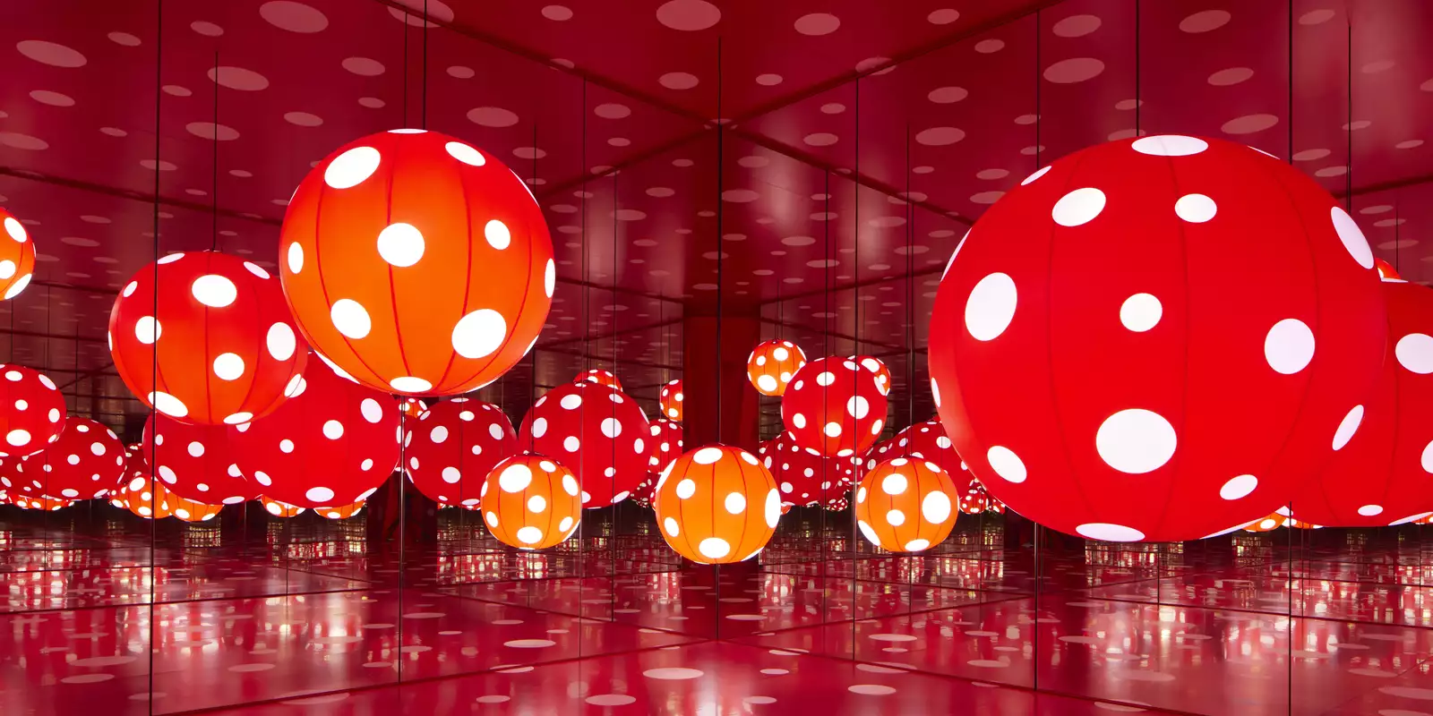 Red and white polka dot spheres in a mirrored room