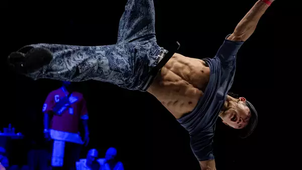 A breakdancer upside down