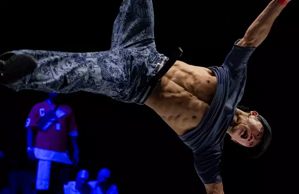 A breakdancer upside down