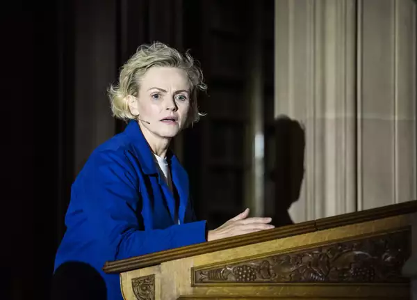 Photo of Maxine Peake speaking from a lecturn
