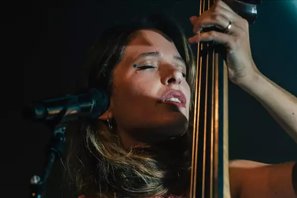 Ëda Diaz playing the double bass with her eyes closed