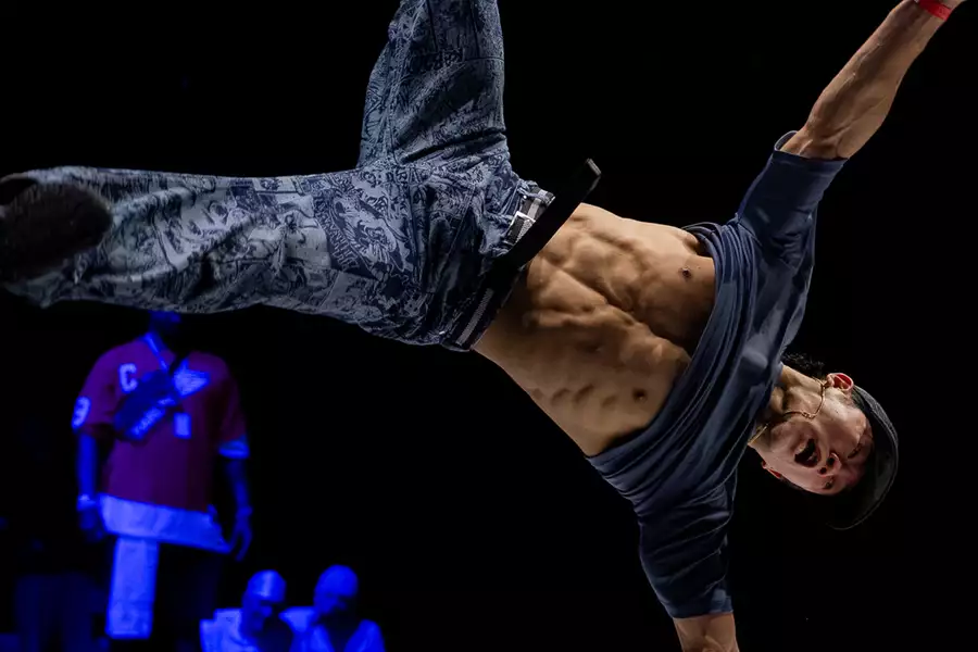 A breakdancer upside down