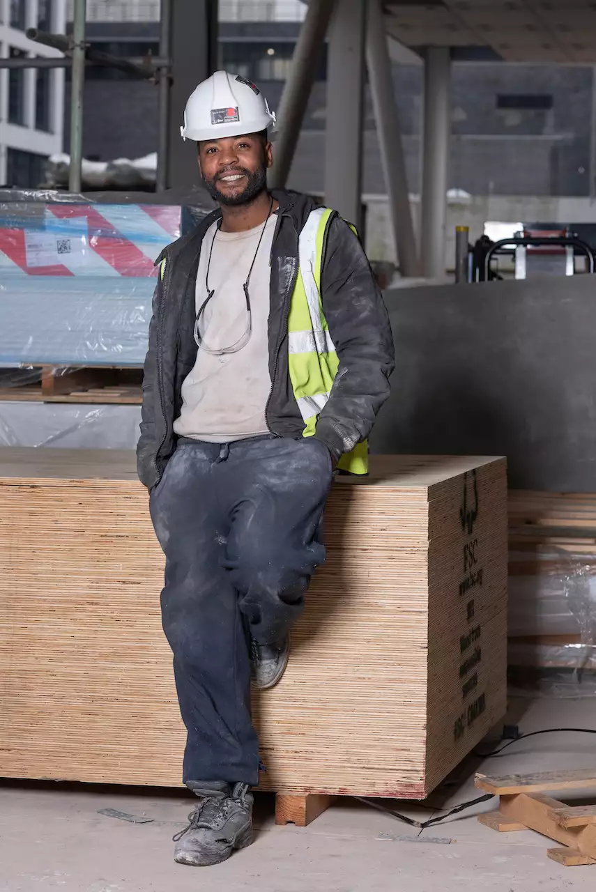 Photograph of a worker by Ming de Nasty