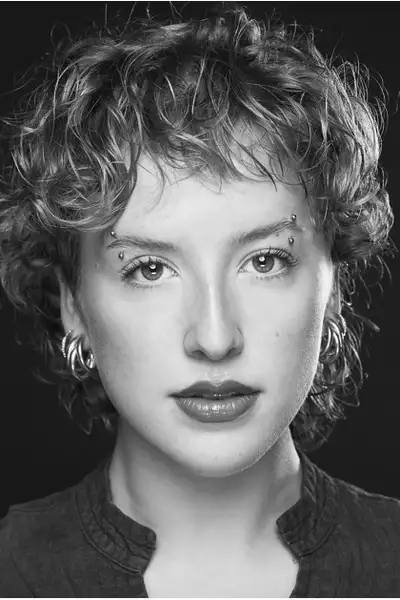 Headshot of Lucy Harries