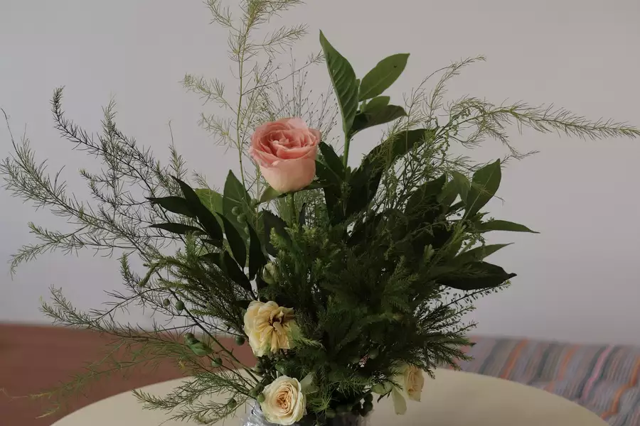 A bouquet of roses and spring flowers