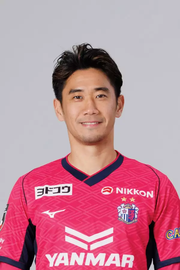 Shinji Kagawa wearing a bright pink football shirt